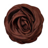 Brun håraccessories fra Pico: hårklemme med stor rose i chokoladebrun satin, set forfra på hvid baggrund