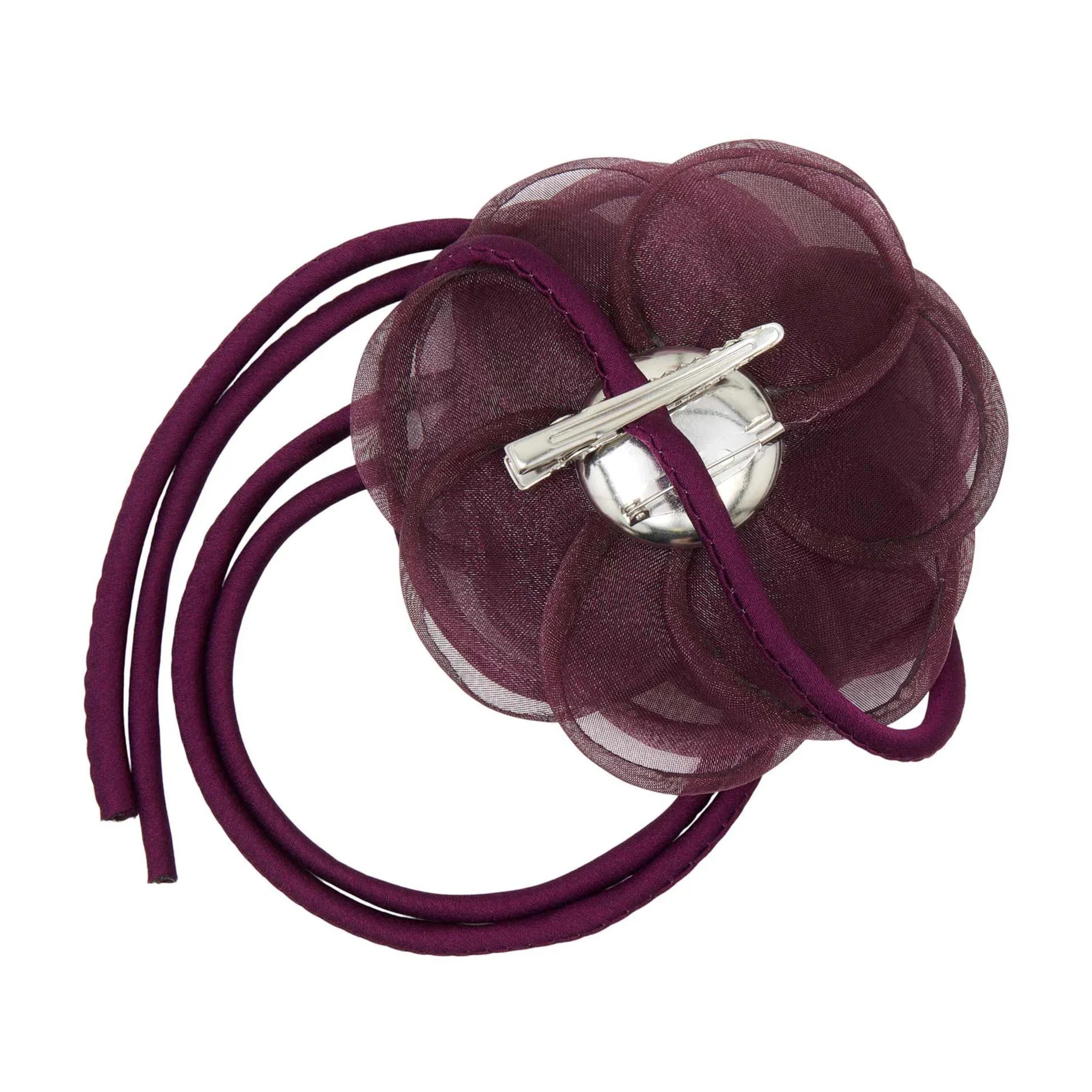 Bagsiden af lilla organza-rose med hårklemme og nål i sølvfarvet metal