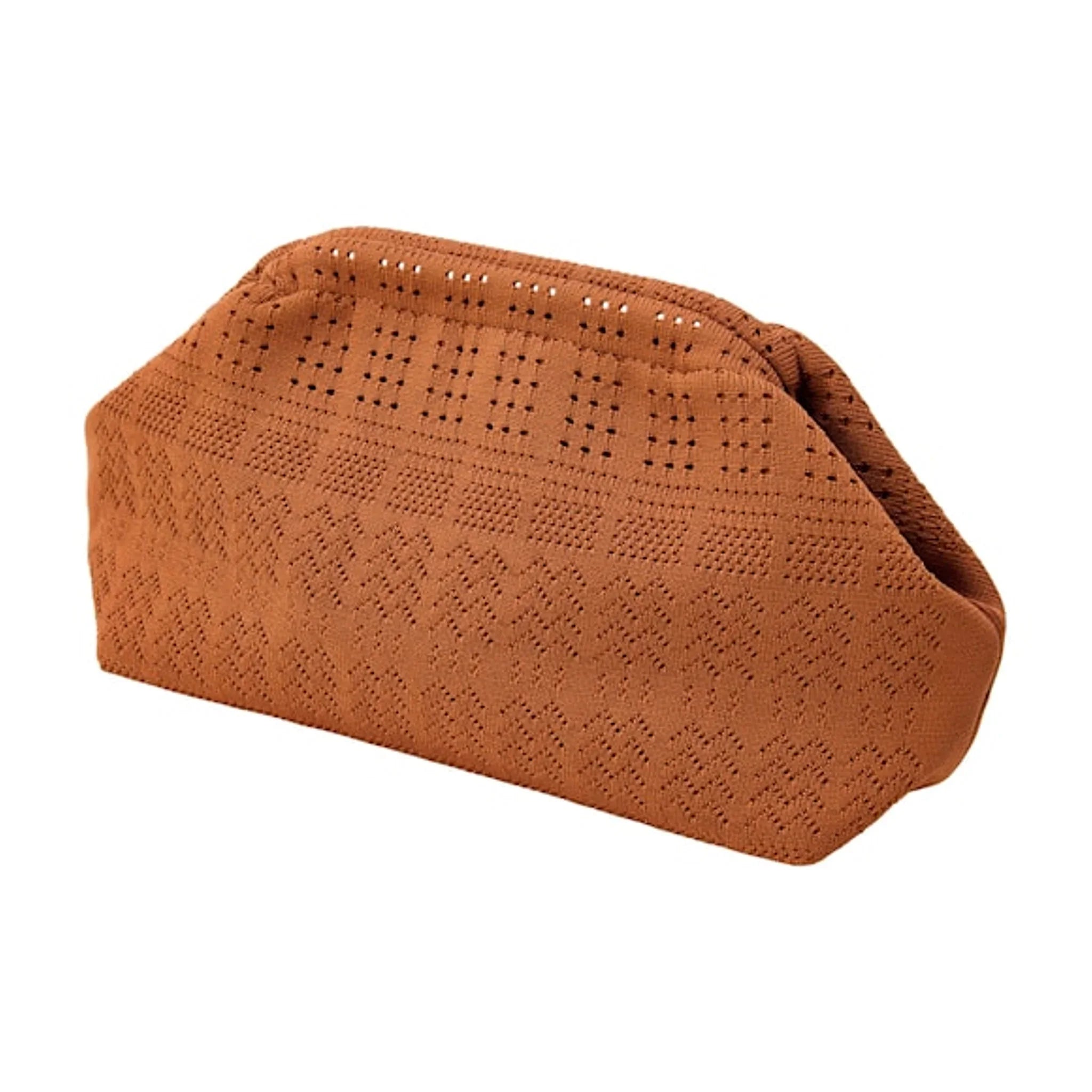 Brun Rosalia Clutch taske i Cognac med hulmønster, set skråt fra siden på hvid baggrund
