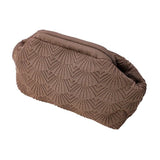 Brun Shelly Clutch taske fra Pico med muslingemønster, lukket og set skråt fra siden