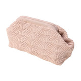 Pink Shelly Clutch fra Pico i Oyster Pink med muslingeinspireret mønster, lukket og set skråt fra siden