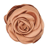 Beige håraccessories fra Pico i farven Latte: rose i blank satin set forfra