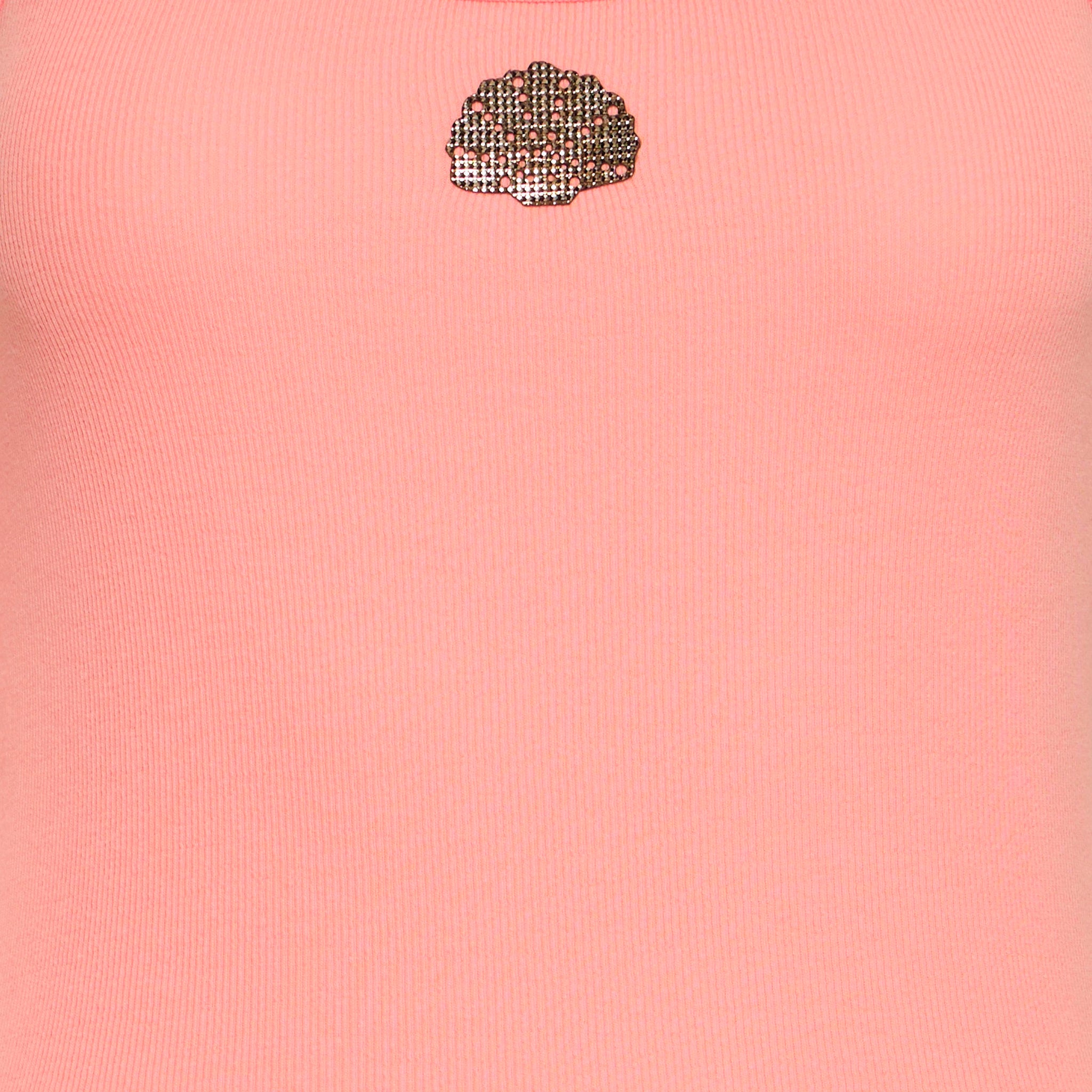 Nærbillede af muslingemotiv med metallisk glans på pink ribbet top