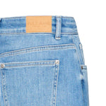 Nærbillede af baglomme og Pulz Jeans-mærkat på blå barrel leg jeans