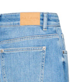 Nærbillede af baglomme og Pulz Jeans-mærkat på blå barrel leg jeans