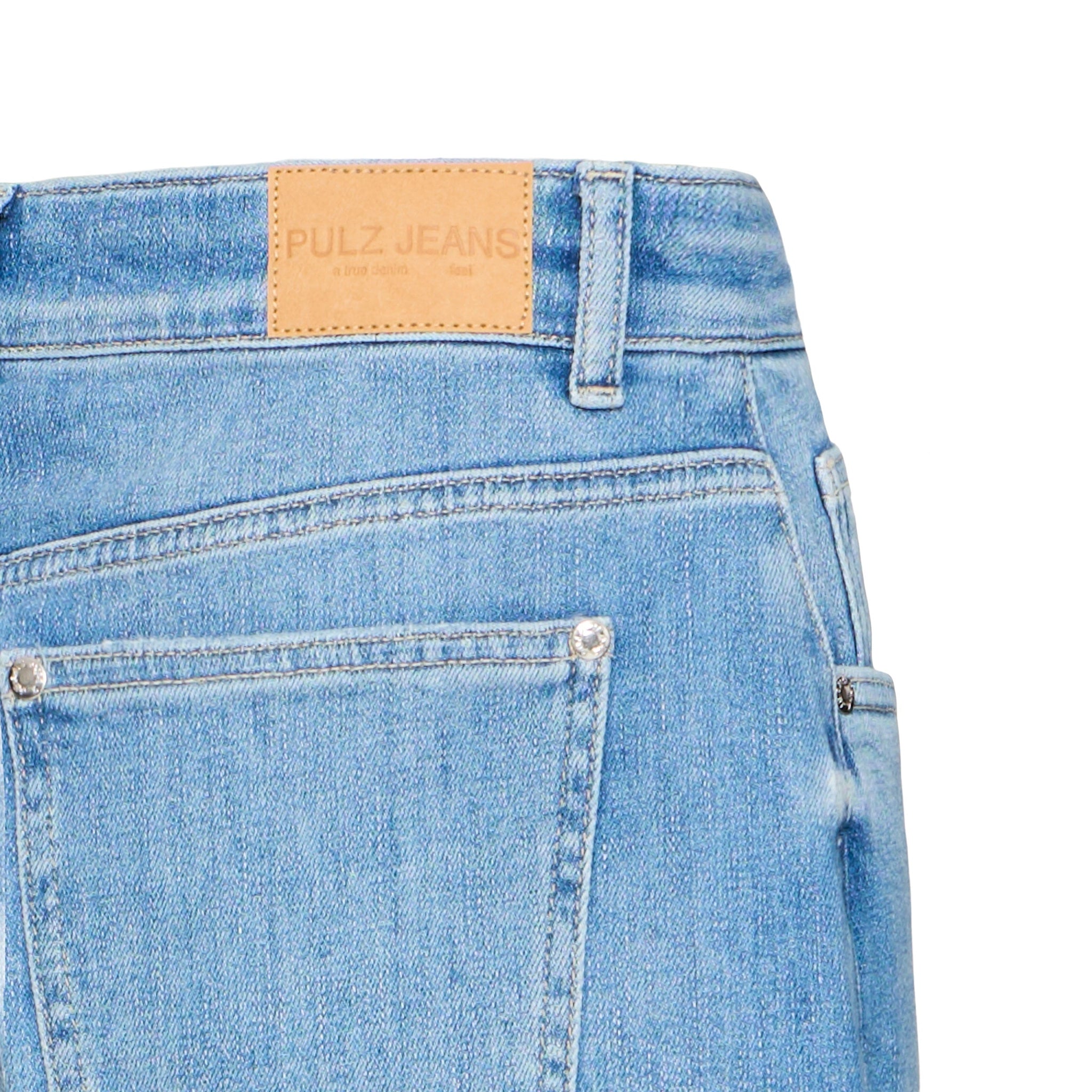Nærbillede af baglomme og Pulz Jeans-mærkat på blå barrel leg jeans