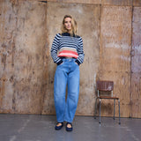Model i blå barrel leg jeans med høj talje og stribet strikbluse, set forfra