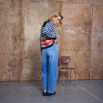 Model i blå barrel leg jeans i Medium Blue Denim, set skråt bagfra med baglommer