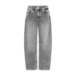 Grå barrel leg jeans fra Pulz forfra med høj talje, fem lommer og sømme ved knæene