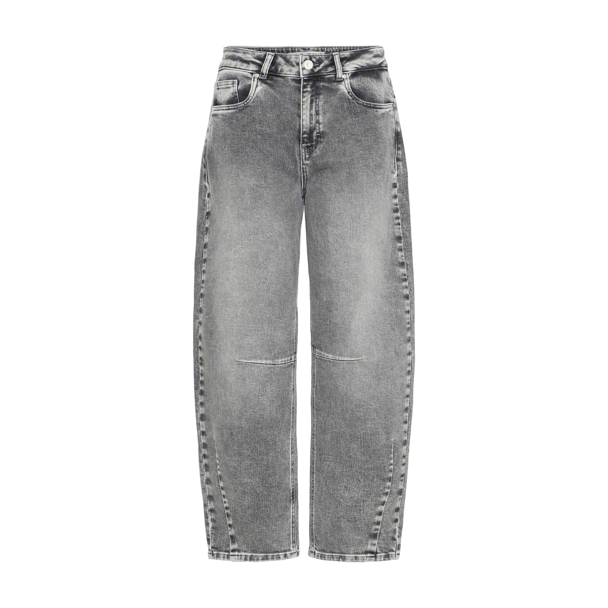 Grå barrel leg jeans fra Pulz forfra med høj talje, fem lommer og sømme ved knæene