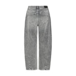 Grå barrel leg jeans bagfra med to baglommer og skrå sømme nederst på benene