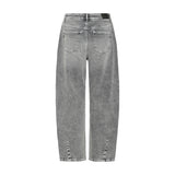 Grå barrel leg jeans bagfra med to baglommer og skrå sømme nederst på benene