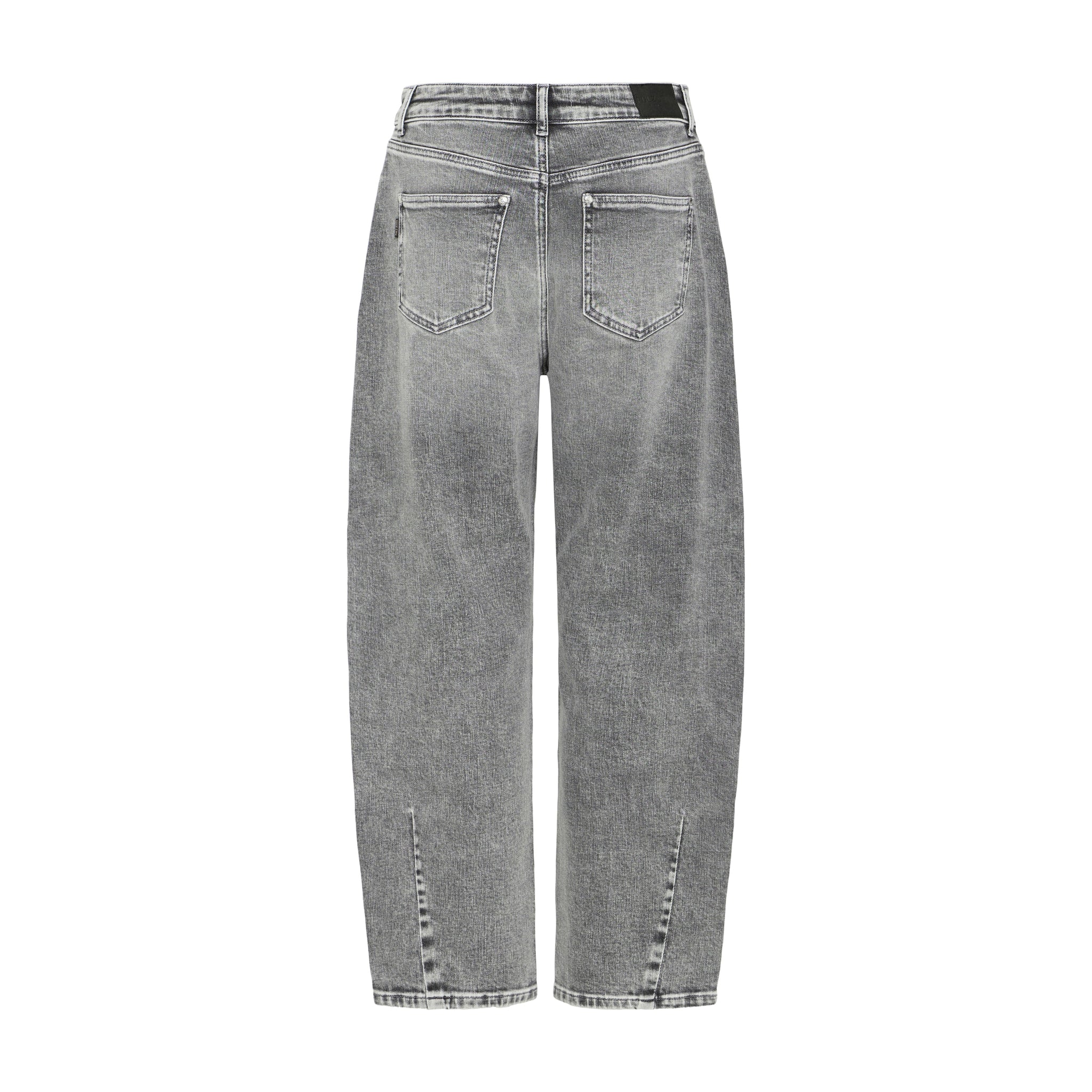 Grå barrel leg jeans bagfra med to baglommer og skrå sømme nederst på benene