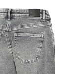 Nærbillede af baglomme og Pulz Jeans-mærkat på linningen af grå jeans
