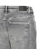 Nærbillede af baglomme og Pulz Jeans-mærkat på linningen af grå jeans