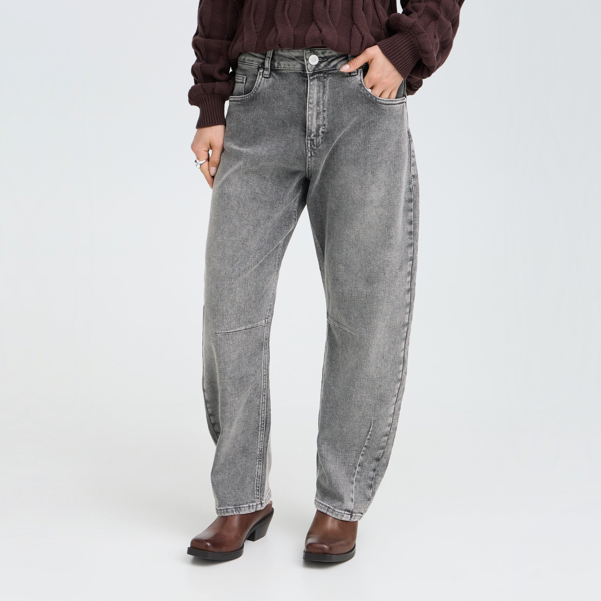 Tæt billede af grå barrel jeans med høj talje på model, set forfra fra taljen og ned