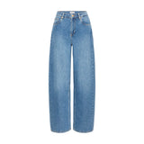 Blå wide leg jeans fra Pulz i Medium Blue set forfra med knap og nitter i guldfarve