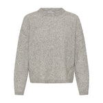 Grå meleret pullover fra Pulz med rund hals og synlige sømme, set forfra