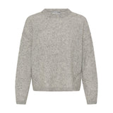 Grå meleret pullover fra Pulz med rund hals og synlige sømme, set forfra