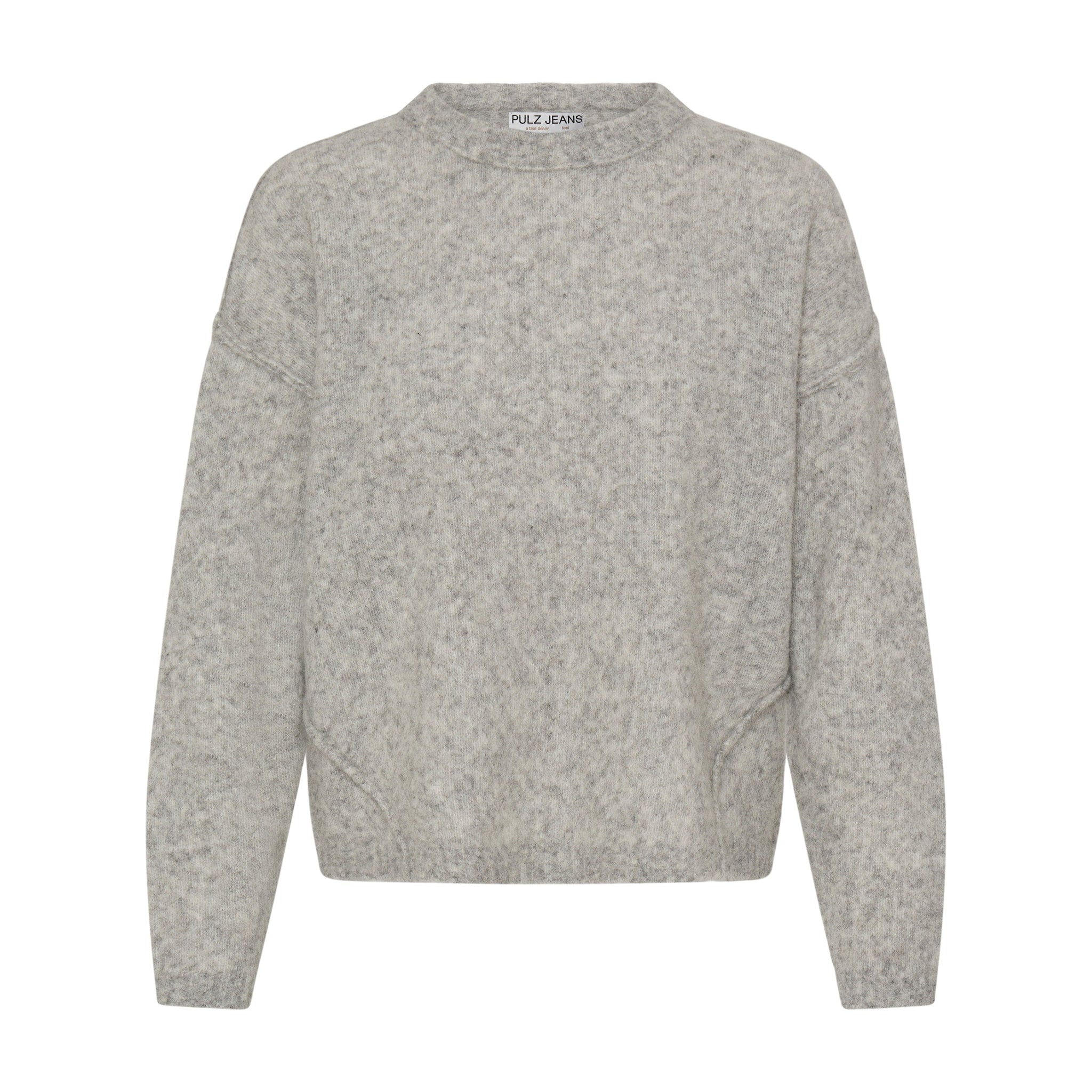Grå meleret pullover fra Pulz med rund hals og synlige sømme, set forfra