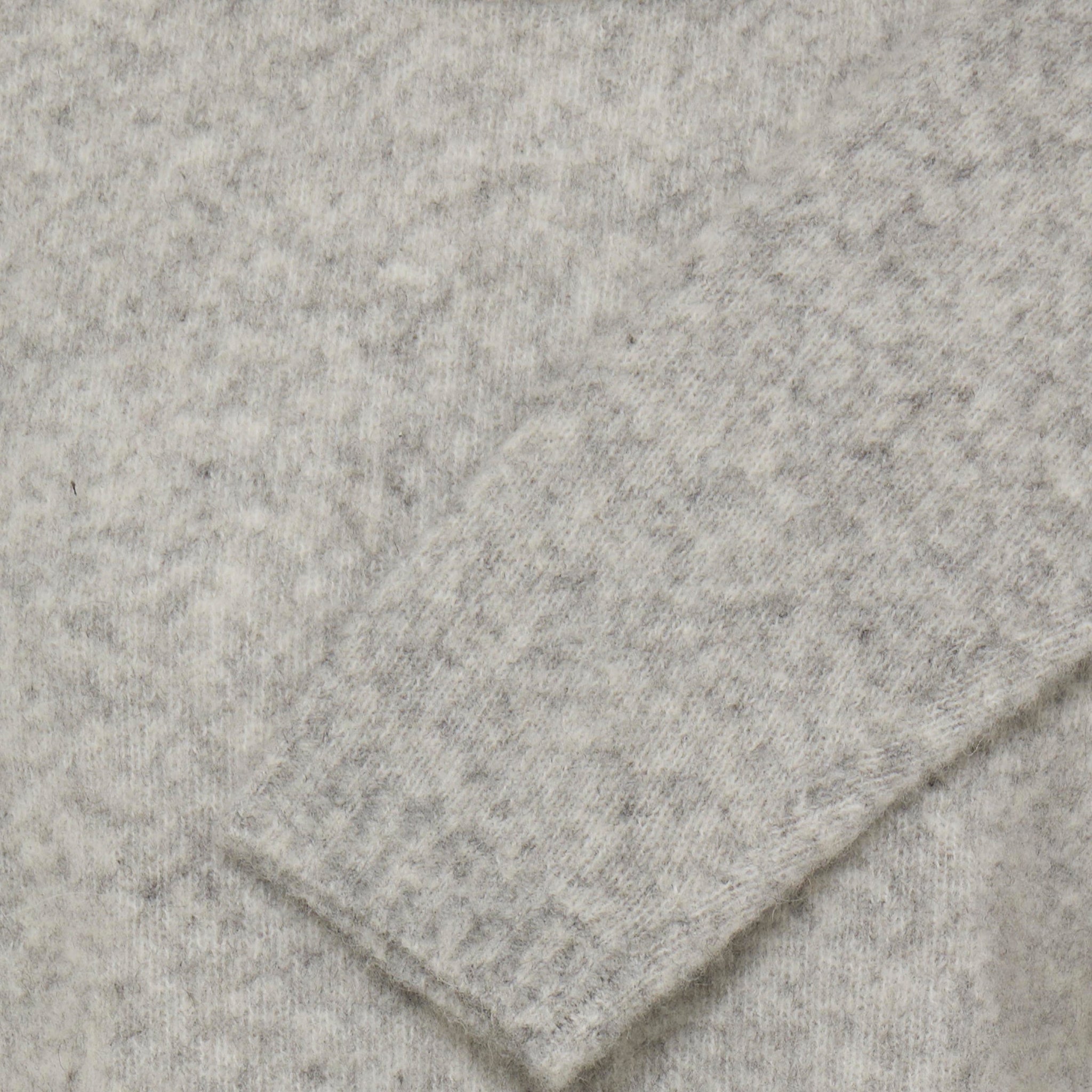 Nærbillede af ærme og strik på grå meleret pullover fra Pulz