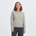 Model i grå meleret Astra pullover fra Pulz med rund hals og lange ærmer
