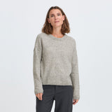 Model i grå meleret Astra pullover fra Pulz med rund hals og lange ærmer