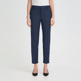 Model i navy bukser med høj talje og skinny leg set forfra