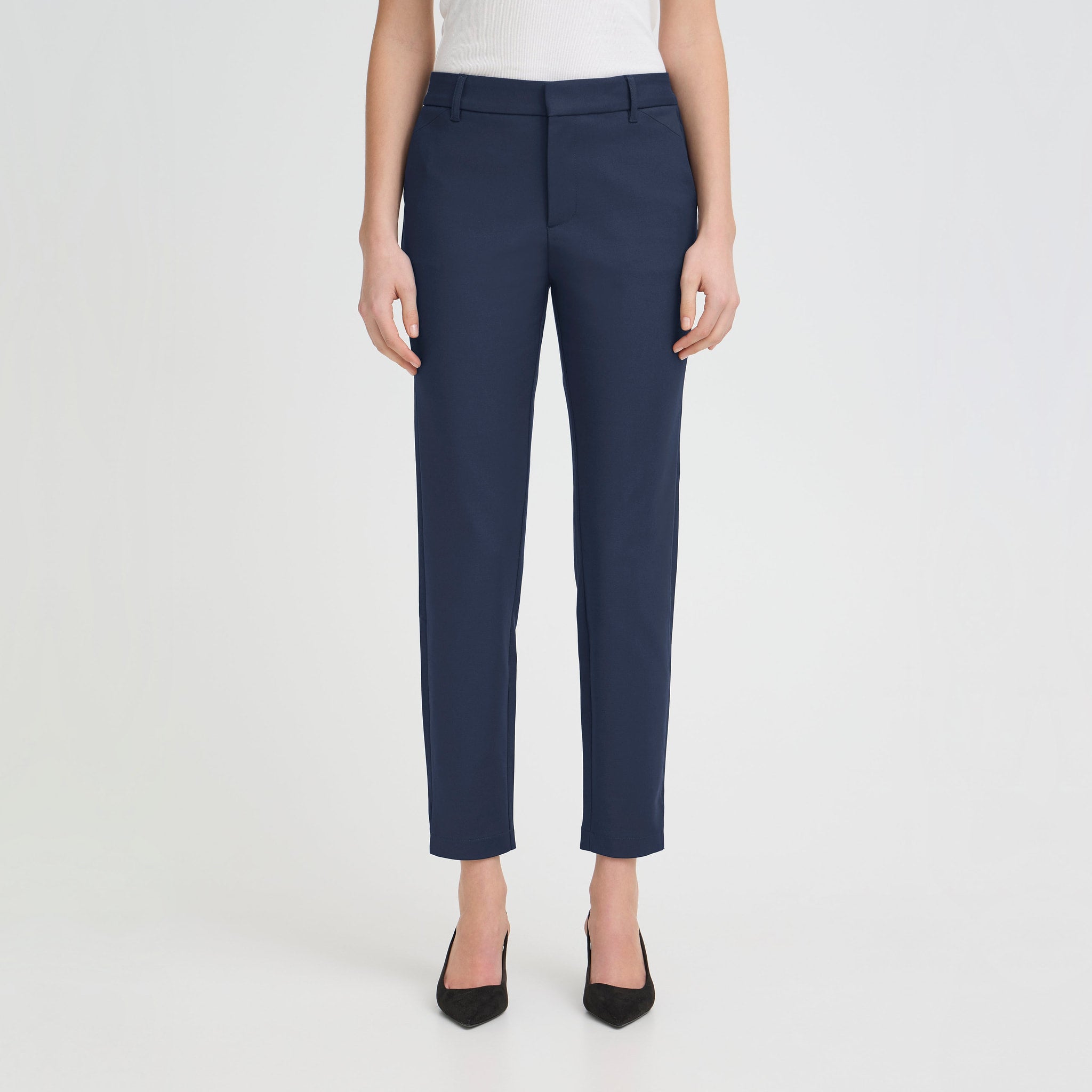 Model i navy bukser med høj talje og skinny leg set forfra