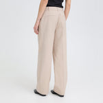 Model i beige wide leg bukser fra Pulz i fuld længde set bagfra