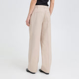 Model i beige wide leg bukser fra Pulz i fuld længde set bagfra