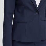 Nærbillede af navy blazer fra Pulz med knap og lomme på forstykket