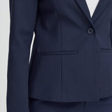 Nærbillede af navy blazer fra Pulz med knap og lomme på forstykket