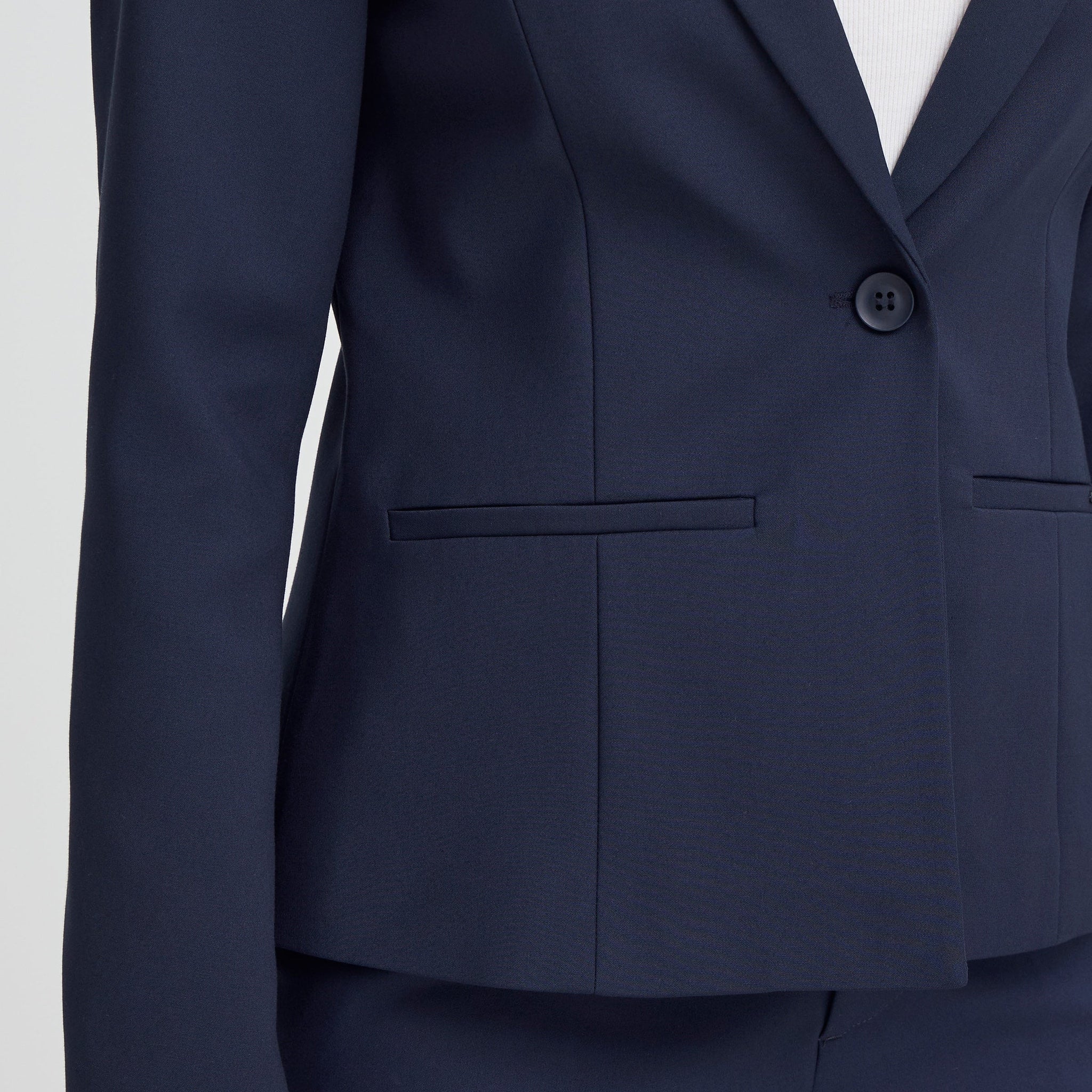 Nærbillede af navy blazer fra Pulz med knap og lomme på forstykket