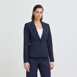 Model i kort navy blazer fra Pulz forfra over en hvid top
