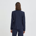 Model i kort navy blazer fra Pulz set bagfra med slids nederst