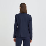 Model i kort navy blazer fra Pulz set bagfra med slids nederst
