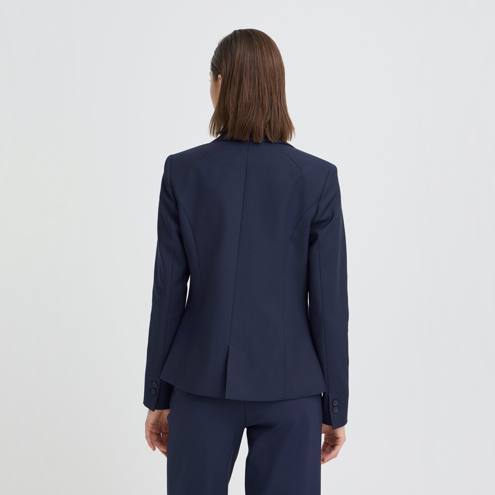 Model i kort navy blazer fra Pulz set bagfra med slids nederst