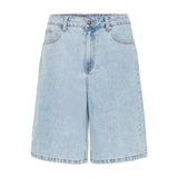 Lyseblå Bridget shorts i denim fra Pulz set forfra med lommer, knap og bæltestropper