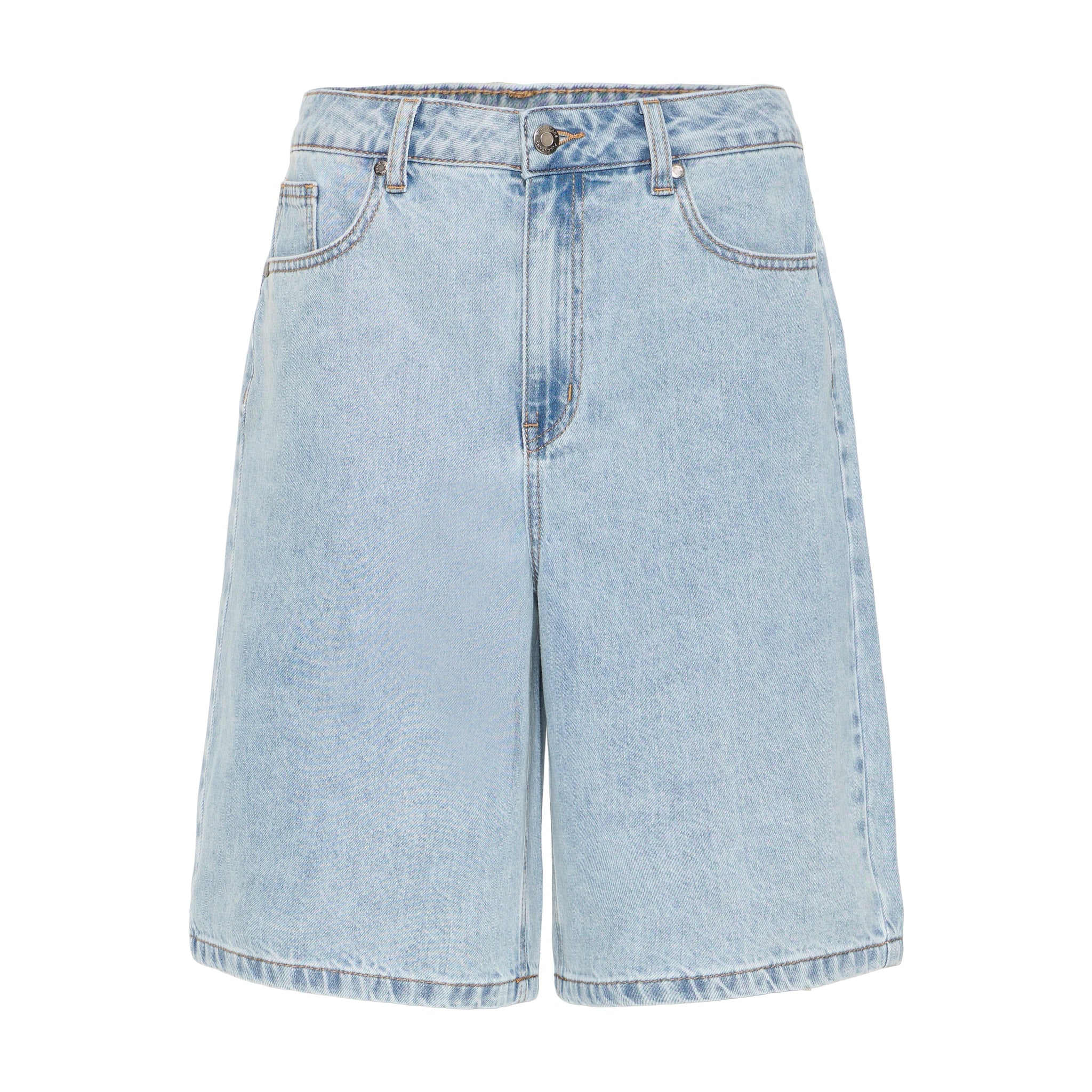 Lyseblå Bridget shorts i denim fra Pulz set forfra med lommer, knap og bæltestropper
