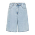 Lyseblå Bridget shorts i denim fra Pulz set forfra med lommer, knap og bæltestropper