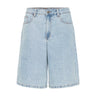 Lyseblå Bridget shorts i denim fra Pulz set forfra med lommer, knap og bæltestropper