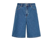 Blå Bridget shorts fra Pulz i Medium Blue Denim med vide ben, set forfra