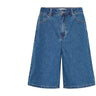 Blå Bridget shorts fra Pulz i Medium Blue Denim med vide ben, set forfra