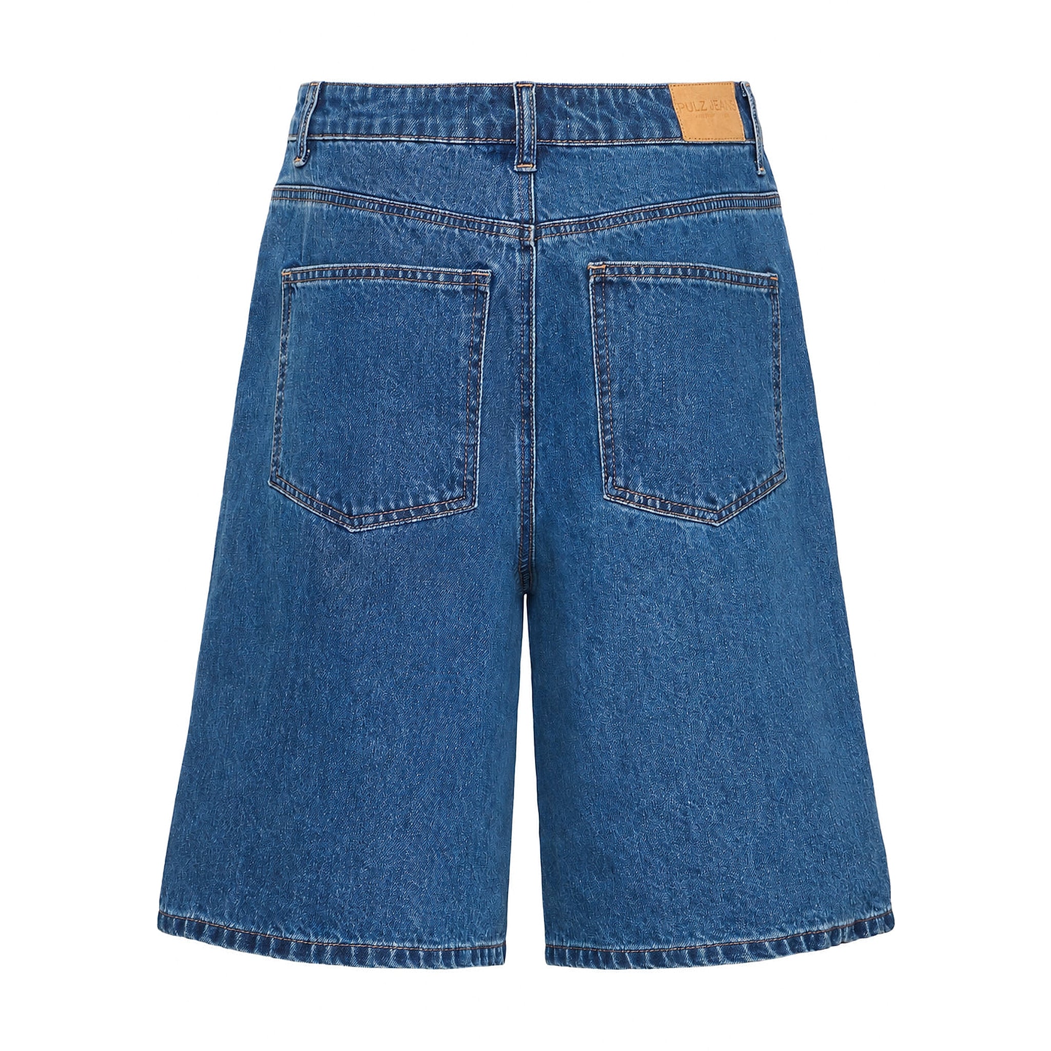 Blå Bridget denimshorts fra Pulz set bagfra med to baglommer og mærke på linningen