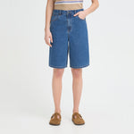 Model i blå Bridget shorts fra Pulz, der går til lige over knæet, set forfra