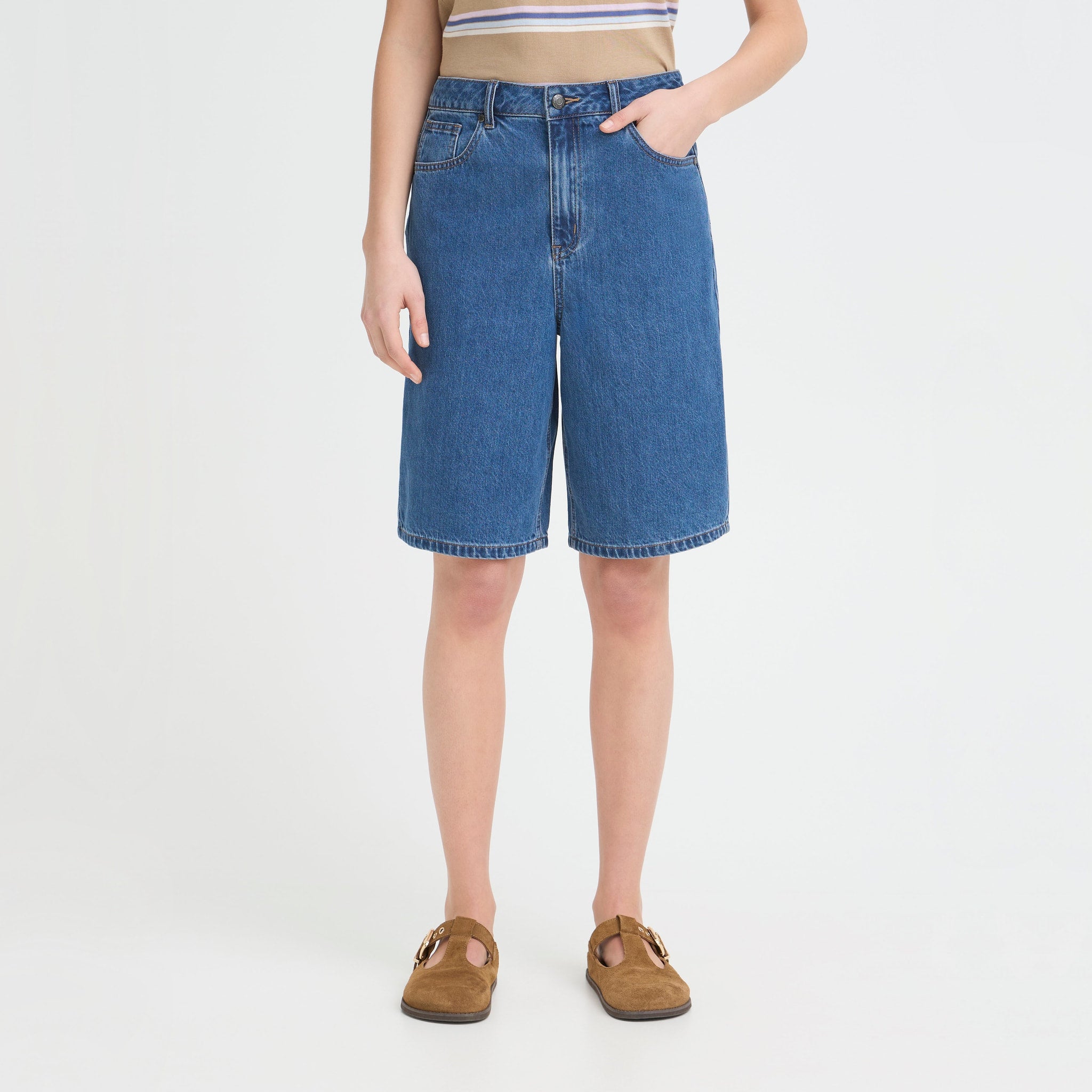 Model i blå Bridget shorts fra Pulz, der går til lige over knæet, set forfra