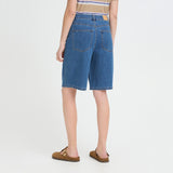 Model i blå denimshorts Bridget fra Pulz med lange, vide ben, set bagfra