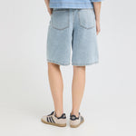 Model i lyseblå Bridget shorts set bagfra med to baglommer og længde til over knæet