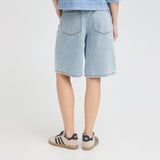 Model i lyseblå Bridget shorts set bagfra med to baglommer og længde til over knæet
